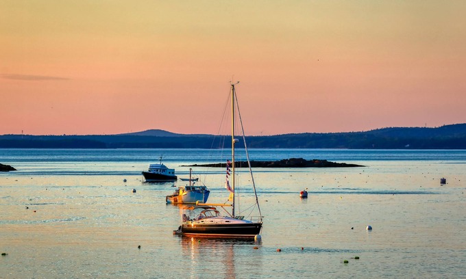 Hulls Cove House | Cozy cottage on the coast with deck, enclosed yard & kitchen - perfect location