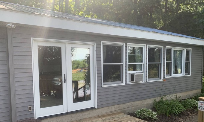Reading Cottage | Cozy cottage on the water, fishermans dream.
