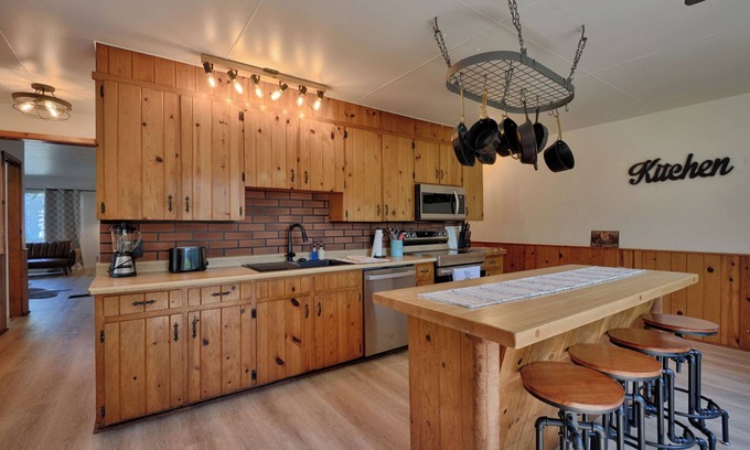 Alexandria Bay House | Cozy Cottage on Quiet Street – Walk to Beach & Downtown