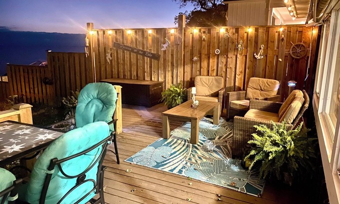Kingsville Cottage | Cozy Cottage panoramic Lake Erie views 15 minutes to Point Pelee. Pet Friendly.