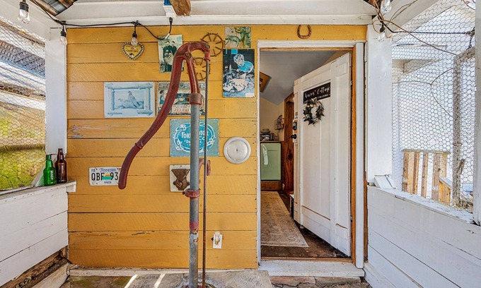 Sevierville Cottage | Cozy Cottage Perfect for Couples Getaway near the Smoky Mountain, Dollywood & PF