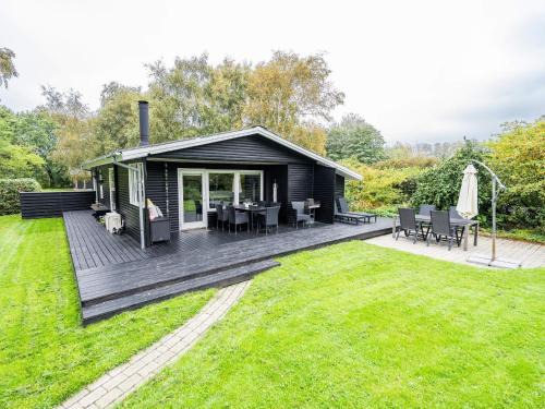 Falen House | Cozy Cottage Retreat in Bork Havn-By Traum
