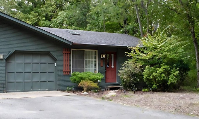 Harbert House | Cozy Cottage: Summer Getaway & Evenings by the Fire