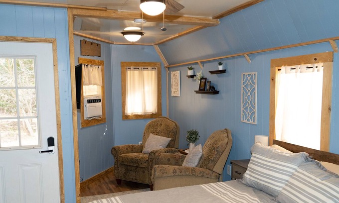 Tigerville Cottage | Cozy Cottage / Tiny House - Fire Pit & Walking Trail