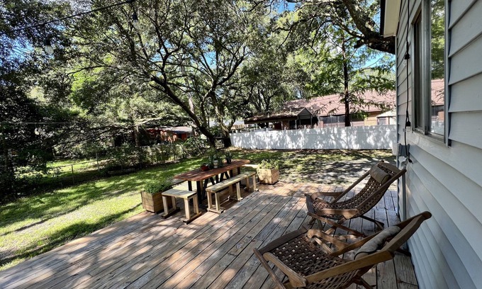 North Charleston Cottage | Cozy cottage under seven live oaks with fenced backyard - Pet Friendly
