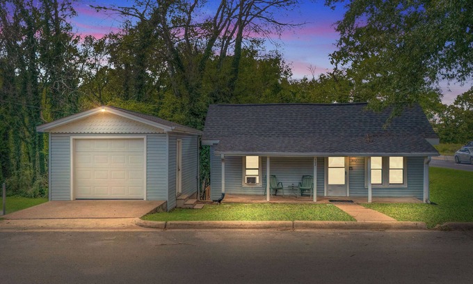 East Florence Cottage | Cozy Cottage: Under 10 minutes to Pickwick Lake, downtown, & conference center!