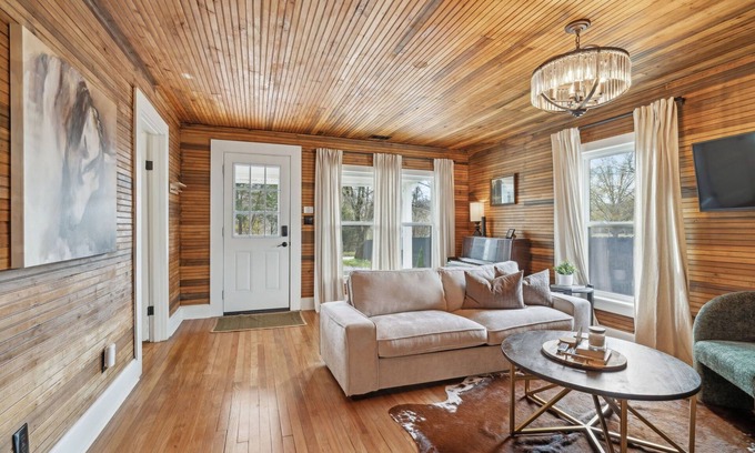 Thompson's Station Cottage | Cozy cottage in charming Thompson's Station with piano and covered porch!