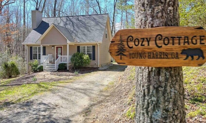 Young Harris House | Cozy Cottage w/ Big Yard, Deck, Fire Pit & Creek Dog friendly