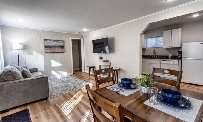 Mid America Cottage | Cozy Cottage w/Coastal Vibe by Lake & Sam’s Pizza