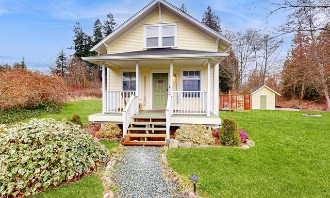 Freeland House | Cozy Cottage w/Great Location, Private Outdoor Hot tub, W/D, WIFI, and Games!