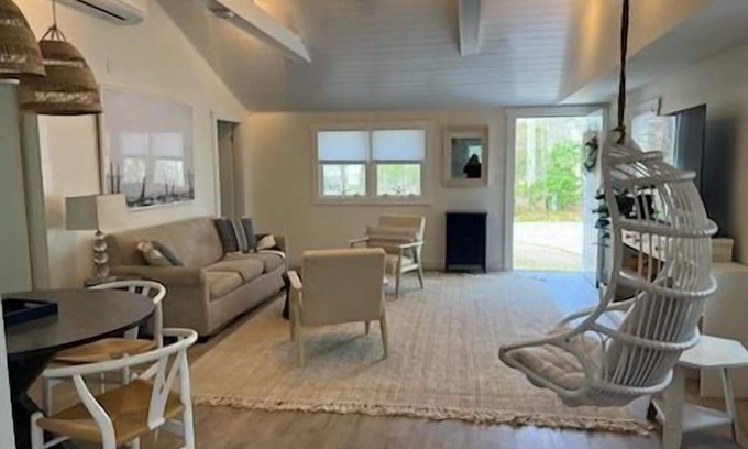 East Falmouth House | Cozy Cottage walk to Menauhant Beach