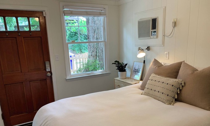 Greenville - Spartanburg Cottage | Cozy cottage walkable to Downtown Greenville!