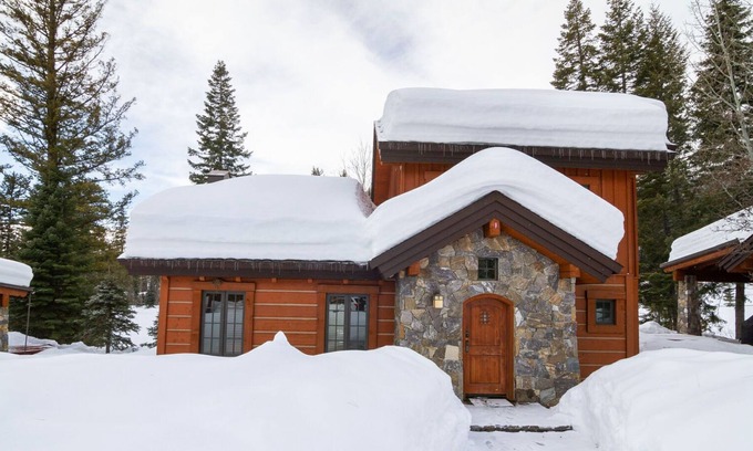 Tamarack Ski Chalet | Cozy Cottage with POMA lift access | Vaulted Ceilings | Spectacular Mountain Views
