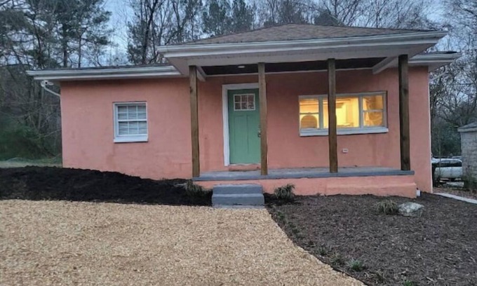 Hayes House | Cozy cottage with big backyard near downtown