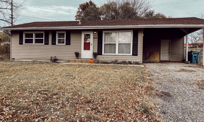 Liberty Cottage | Cozy cottage with fire pit in safe area with easy access to Kansas City!