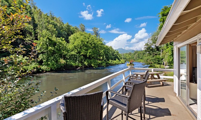 Sylva Cottage | Cozy cottage with river & mountain views and outdoor firepit