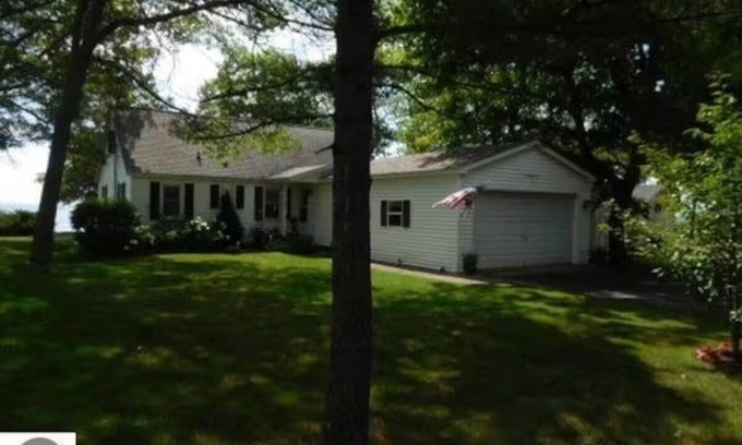 East Tawas Cottage | Cozy cottage with WiFi in East Tawas - 3 bedrooms