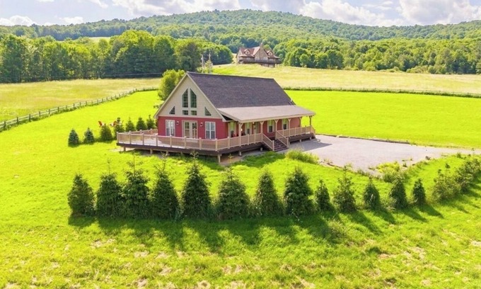 Stamford Ski Chalet | Cozy Country Cabin with Amazing Mountain Farm Views and Nearby Lake! EV-King Bed