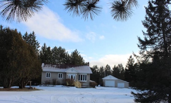 Kazabazua Cottage | Cozy Country Home