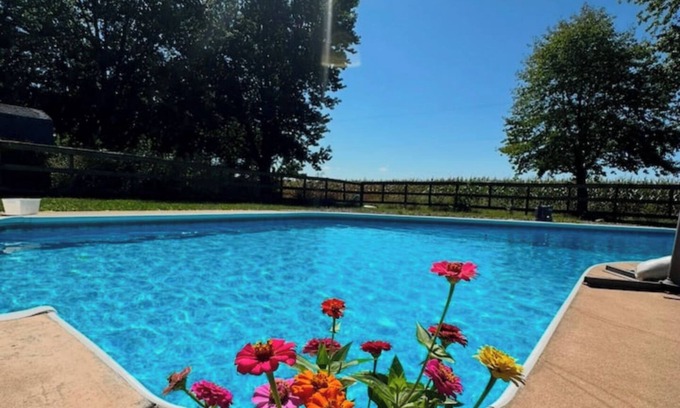 Goshen House | Cozy Country Home/Hot Tub/Pool/WI-FI/King Bed/Gym