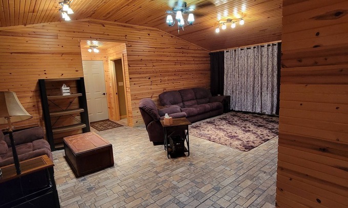Twin Lake House | Cozy Country Home Near Lakes And Amusement Park