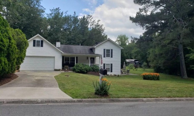 Powder Springs House | Cozy country house w relaxing porch, & back patio.