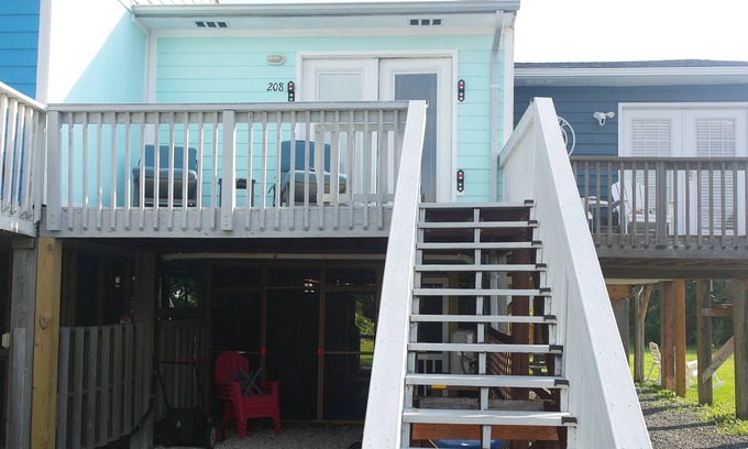 Sneads Ferry House | Cozy couples retreat, dog friendly, 1 block to ocean or sound