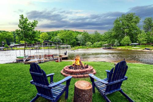 Camdenton House | Cozy Cove Cabin - The Perfect Ozark Retreat