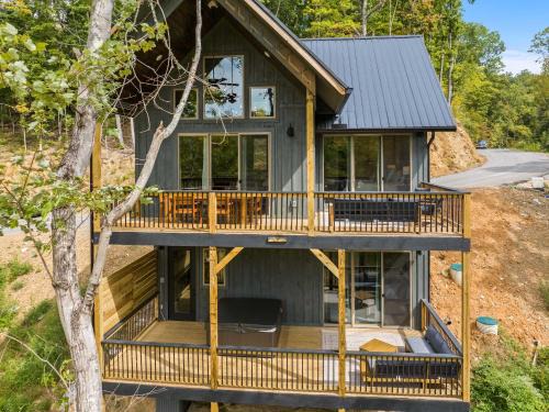 Sevierville House | Cozy Cove Retreat - Hot Tub - Lakefront - Family-Friendly Cabin
