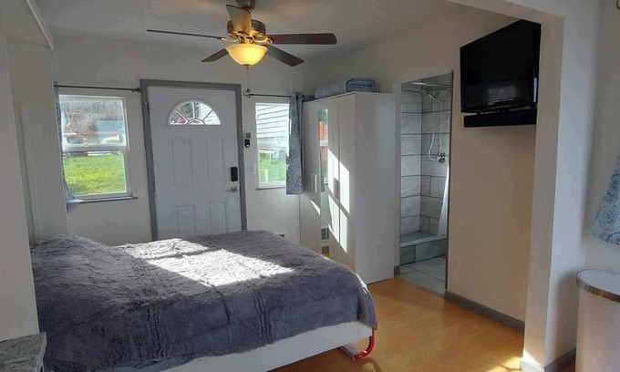 Camano Island Apartment | Cozy Cove: tiny home with an amazing view!