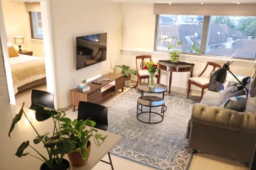 Three Anchor Bay Apartment | Cozy Cove