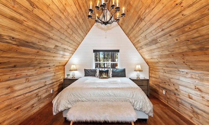 Peter Pan Cabin | Cozy Coy Cabin with AC/Heating & Hot tub