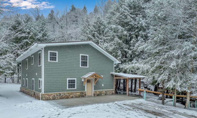 Little Valley Cabin | Cozy creekside cabin w/ hot tub