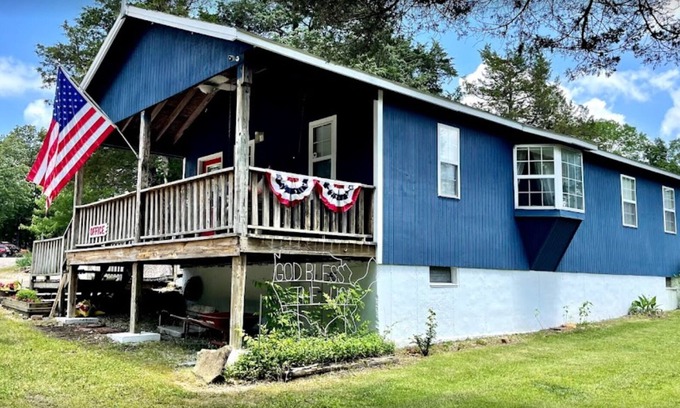 Mountain View Cottage | Cozy Creekside Cottage next to City Park. Walk to mainstreet!