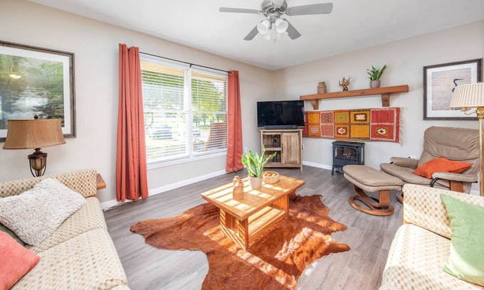 Hamilton House | Cozy, Creekside Cottage