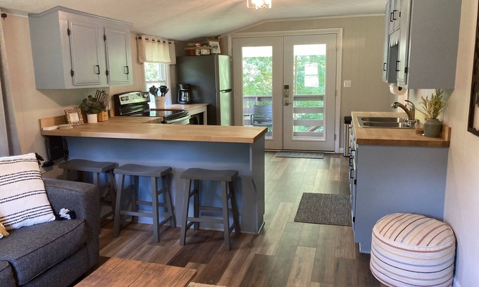 Barnardsville House | Cozy Creekside Guesthouse - 25min to Asheville