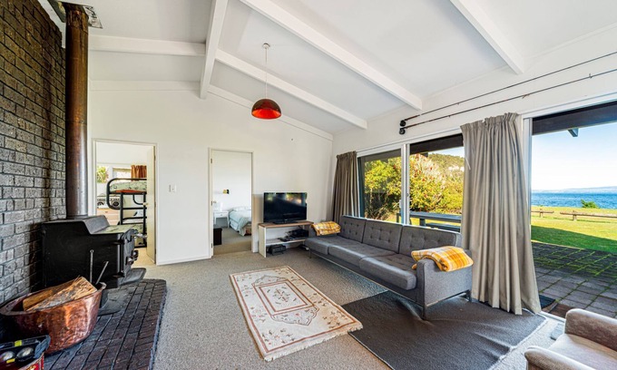 Kinloch House | Cozy crib on edge of Lake Taupo