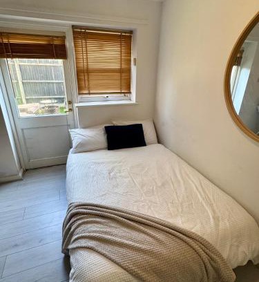 Homerton Bed & Breakfast | cozy delux bedroom in the heart of London