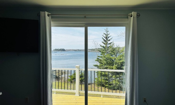 Saint George House | Cozy Dockside House on Wheeler's Bay