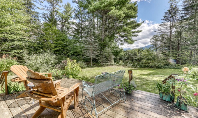 Franconia House | Cozy, dog-friendly cottage w/a full kitchen, furnished deck, & gas grilll