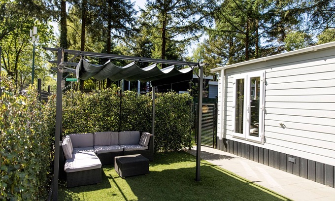 Bosgebied Hoenderloo Ski Chalet | Cozy dog‑friendly forest chalet near Hoge Veluwe with pool & fenced garden