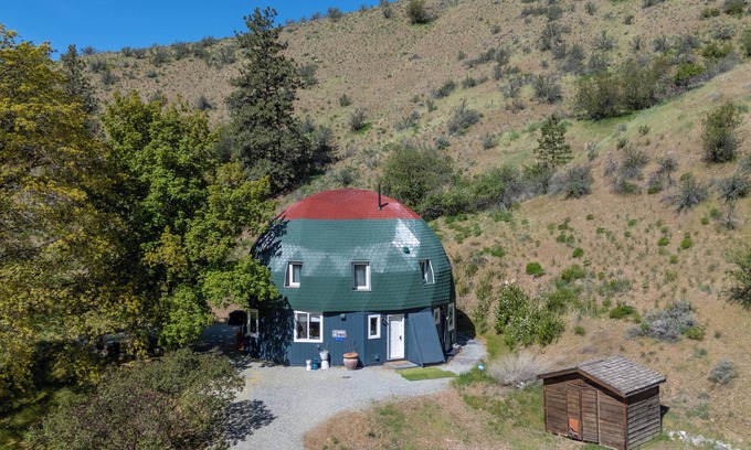 Chelan House | Cozy Dome Home- 3-Bed Retreat 9 Min Drive to Lake AC WiFi Free Parking