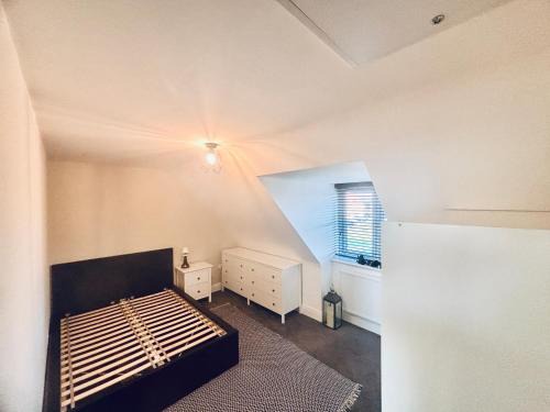 Peterborough House | Cozy Double Room with Private Shower in Hampton Lakes