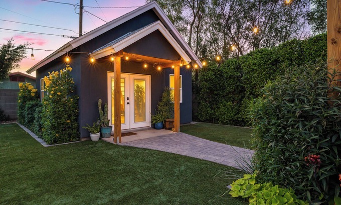 Garfield House | Cozy Downtown Bungalow Retreat with Sauna, Wifi, & Games!