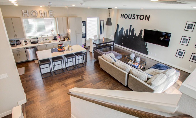 Northside House | Cozy Downtown Modern Townhome