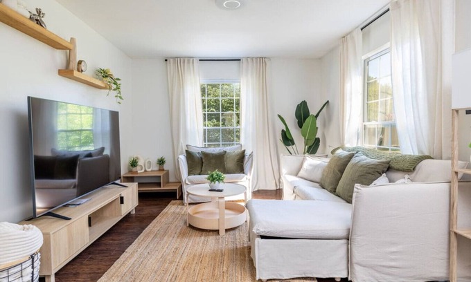 Maryville House | Cozy Duplex w/King Bed + 2 Full