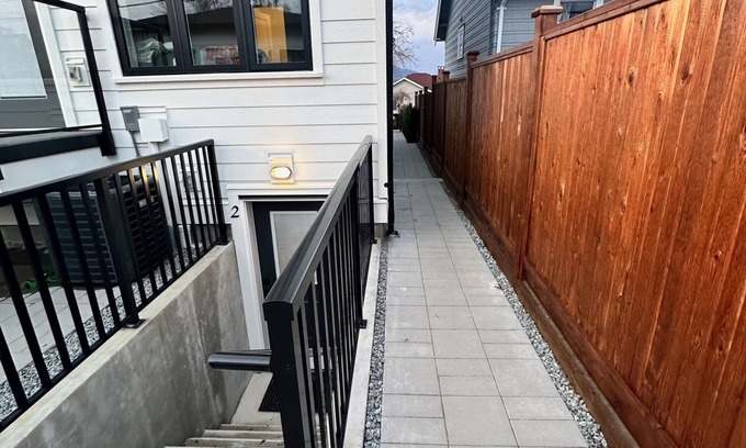 Hastings Apartment | Cozy East Van Suite! Two Bdrm with two workspaces, centrally located