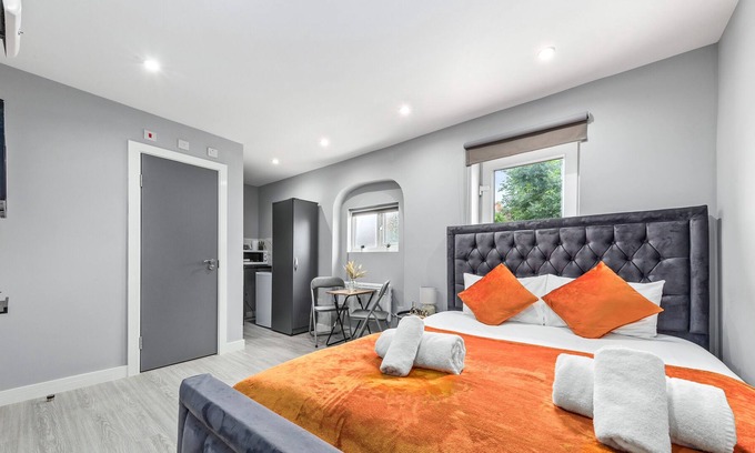 Feltham West Apartment | Cozy Ensuite Room In Feltham Hearthrow London TW13