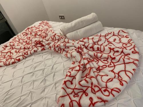 Barking Apartment | Cozy Entire Apartment with Free onsite Parking, 2-Min Walk to Barking Station