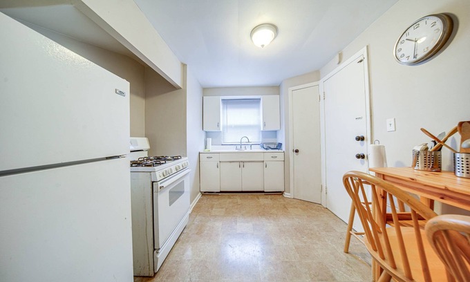 Euclid Apartment | Cozy Euclid Apartment: Near Downtown!